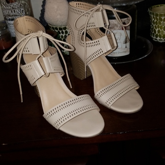 Cute cream heeled sandals - Picture 2 of 8